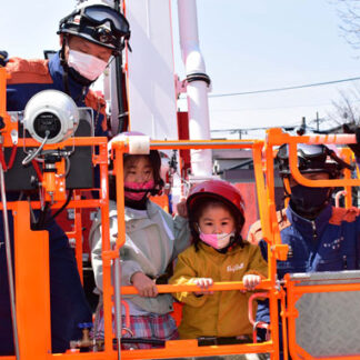 はしご車に乗ったよ　幼児ら体験(2021-05-02)
