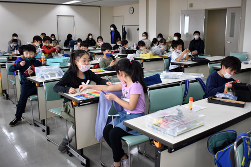 風車作り早速挑戦 少年少女発明クラブ開講(2021-05-02)