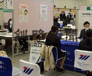 マスク越し就活生真剣　くしろ合同会社説明会(2021-05-13)