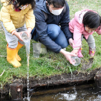 標津サーモン科学館で第３０回サケ稚魚放流式(2021-05-04)