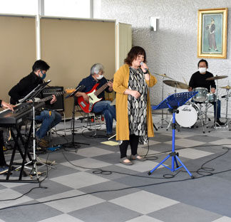 バンド演奏で観客を魅了(2021-05-03)