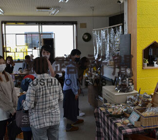 買い物など楽しむ　「くれば」プレオープン(2021-05-09)