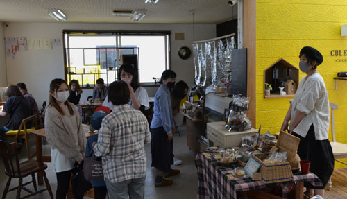 買い物など楽しむ 「くれば」プレオープン(2021-05-09)