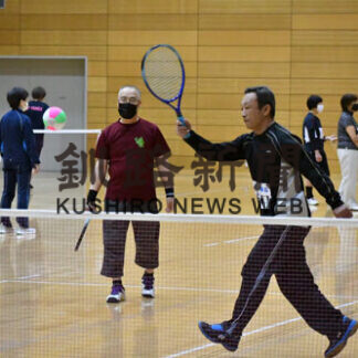 ミニテニス愛好家各地から５０人　協会春季大会(2021-05-18)