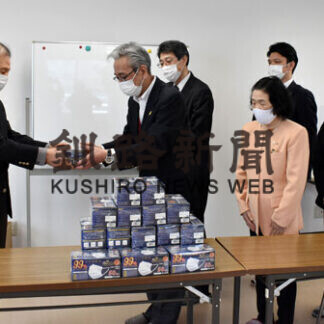 釧路地区保護司会橋北分区が慈徳会にマスク寄贈(2021-05-04)