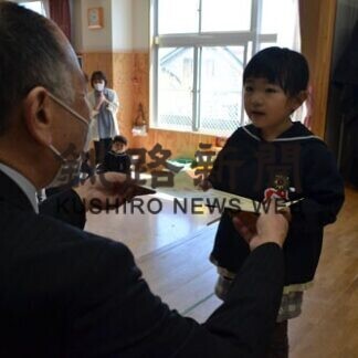 最高賞の園児に賞状　釧新母の日似顔絵展(2021-05-13)