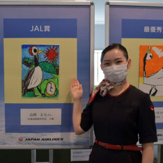 こども鶴の絵入賞作品見て　羽田空港で展示(2021-05-02)