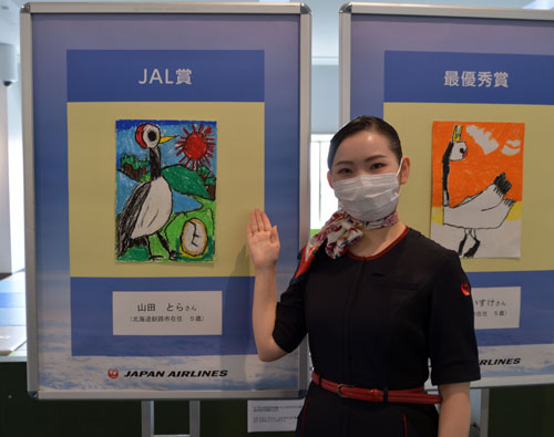 こども鶴の絵入賞作品見て 羽田空港で展示(2021-05-02)