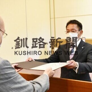 山口氏に当選証書　「笑顔輝くまちづくり」全力(2021-06-01)