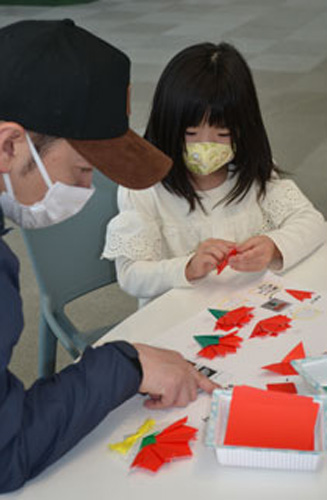 きょうは母の日 こども遊学館で折り紙の花束(2021-05-09)