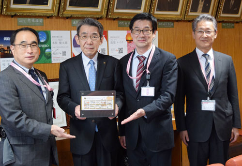 釧路市に「郵政創業150年記念」特殊切手を寄贈(2021-05-19)