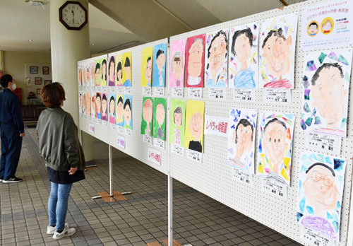 お父さん・お母さんが生き生き、町中央公民館で幼児絵画展(2021-06-06)