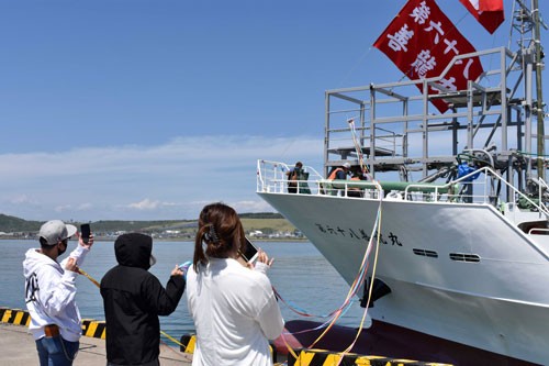 サケ・マス曳き網出漁 200㌋内試験操業(2021-06-08)