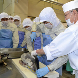 マグロの解体 技術学ぶ(2021-06-19)