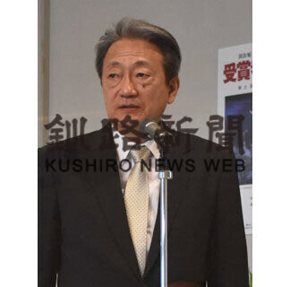 湯佐さん、間宮さん、遠藤さんを祝福　釧新郷土芸術賞贈呈式_1(2021-06-27)