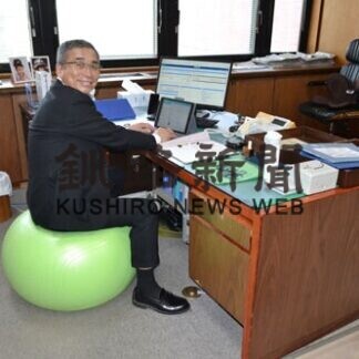 バランスボールで健康増進　職員業務で本格導入検討(2021-06-03)