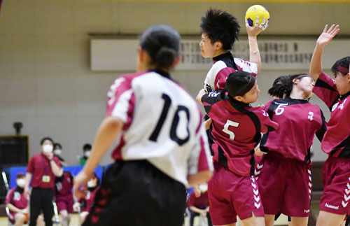 高体連ハンドボール　釧江南、決勝進出ならず_1(2021-06-12)