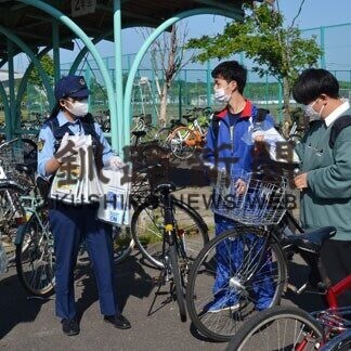 自転車の施錠確認　盗難防止注意促す　釧路署と学生ボランティア(2021-06-17)