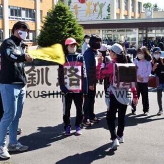 クレインズ選手が共栄小学校で見守り活動(2021-06-24)