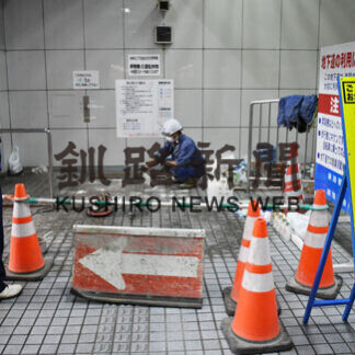 萬木建設、釧路駅地下道で道路の補修作業(2021-06-09)