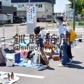 たんぽぽの会が「青空バザー」、お目当て品求める(2021-06-28)