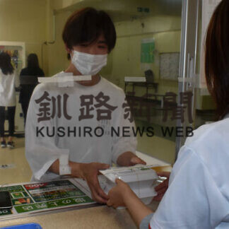 学生に特製弁当提供(2021-06-15)