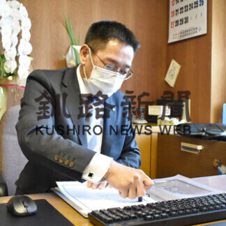 山口新町長初登庁「重責担う覚悟」(2021-06-25)