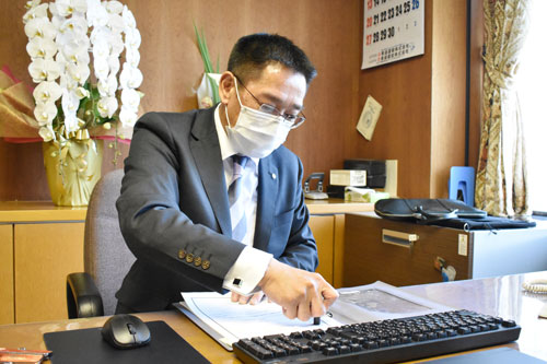 山口新町長初登庁「重責担う覚悟」(2021-06-25)