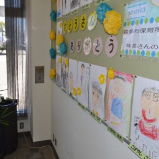 霧多布保育所年長児が郵便局で父の日似顔絵展(2021-06-05)