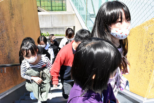 児童が迅速、冷静に津波避難訓練(2021-06-11)