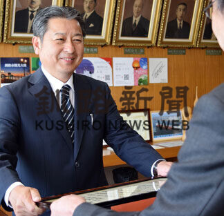 湿原展望台遊歩道補修で大同工業へ感謝状(2021-06-16)