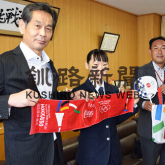 明輝高に聖火記念品　コカ・コーラ、リレー中止で寄贈(2021-06-30)