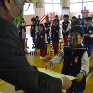 最高賞に園児笑顔　釧新父の日似顔絵展表彰式(2021-07-01)