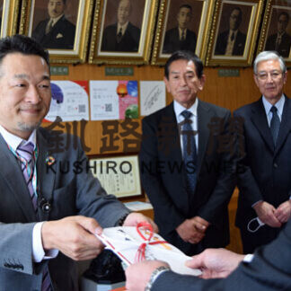 日本たばこ産業釧路支店が医療従事者に菓子２０００個寄贈(2021-06-28)