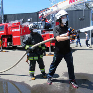 根室高生、放水や救急救命士体験　市消防本部が説明会(2021-07-31)