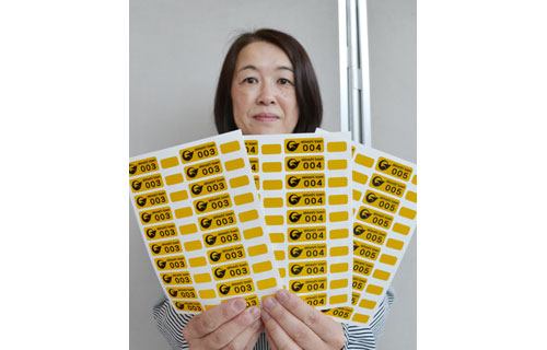 徘徊高齢者、早期発見を 地域包括支援センターが反射ステッカー配布(2021-07-10)