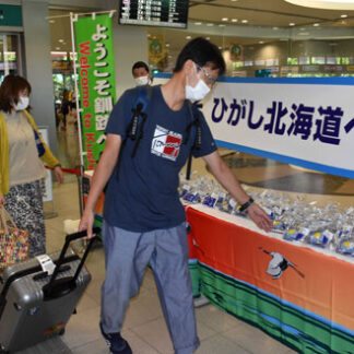 釧路―伊丹線横断幕で歓迎　ＡＮＡ季節運航スタート(2021-08-01)