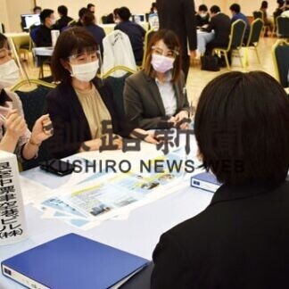 就職へ高校生真剣　２９社が合同説明会(2021-07-06)