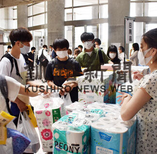 コロナ禍困窮 学生支援　釧公大で食品など配布　中小企業家同友会支部(2021-07-24)