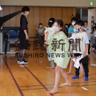 紙飛行機上手に飛んだ　ＪＡＬが航空教室(2021-07-25)