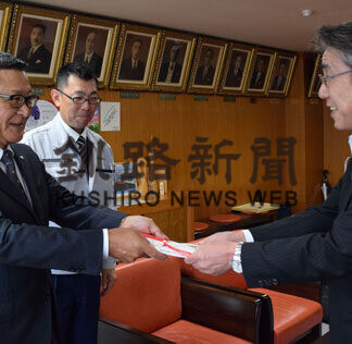 瑞相工業が図書寄贈(2021-07-11)