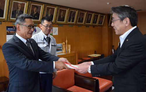 瑞相工業が図書寄贈(2021-07-11)