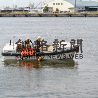転落者引き上げ手順確認　巡視船乗組員と救助訓練　釧路海保(2021-07-21)