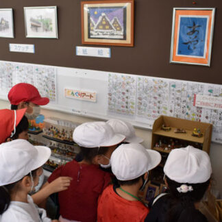 どんぐりで動物やキャラ　貝塚郵便局で米塚さんアート展(2021-07-31)