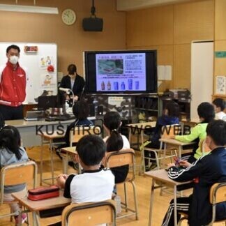 オロナミンＣ題材に地場産業学ぶ　東雲小で出前授業(2021-07-06)