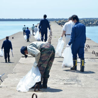 釧路港きれいに　関係者ら清掃(2021-07-17)