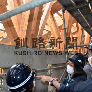 屋根にカラマツふんだんに　鶴居村総合体育館現場見学会(2021-07-30)