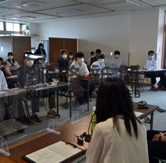 職員から仕事内容学ぶ　管内高校３年生対象、市役所で職場説明会(2021-07-30)