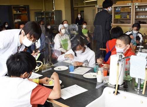 武修館中が公開授業、アロマづくりを小学生が体験(2021-07-20)