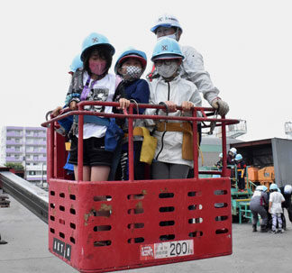 ものづくり見学 体験おもしろい　共栄小３年生が工場訪問(2021-07-02)